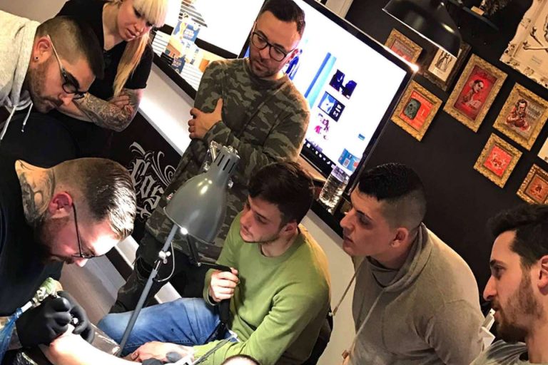 Los seminarios a artistas de Carlos Fabra para mejorar las habilidades de tatuaje