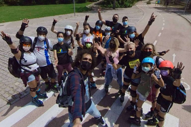 Rollermaniacos brinda cursos intensivos de patinaje