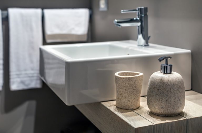 El ingrediente que tienes que usar para dejar tu baño como nuevo