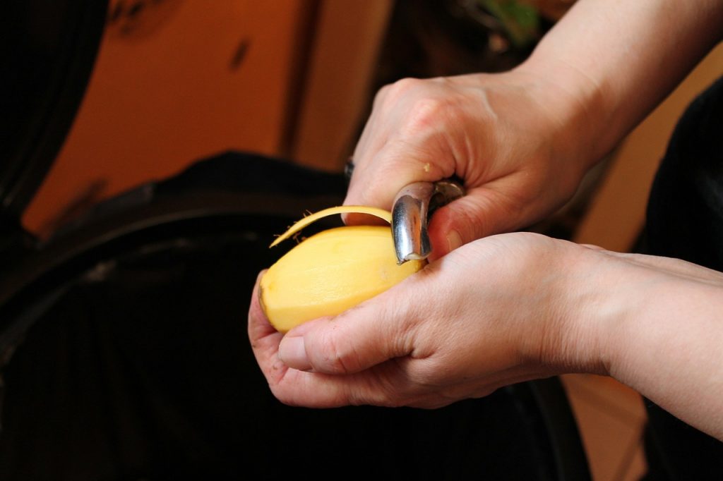 El Truco Para Pelar Un Montón De Patatas En Minutos