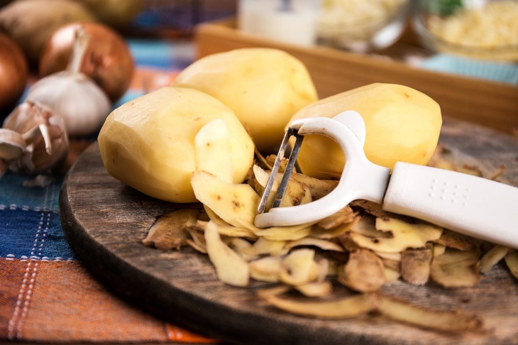 El truco para pelar un montón de patatas en minutos