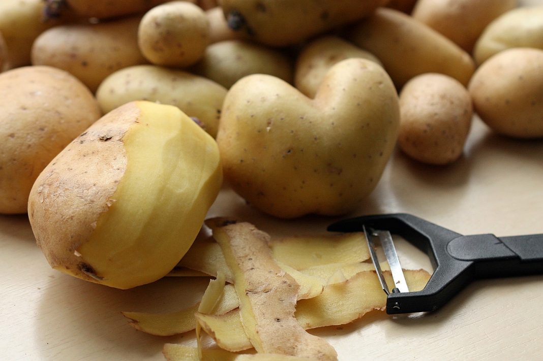 El truco para pelar un montón de patatas en minutos