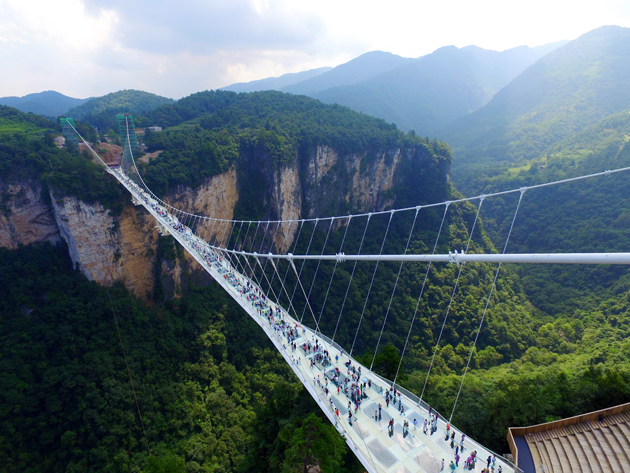 Puentes de cristal como el del Gran Cañón de Zhangjiajie, China