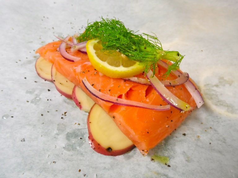 Salmón en papillote: la receta que no te hará engordar en Navidad