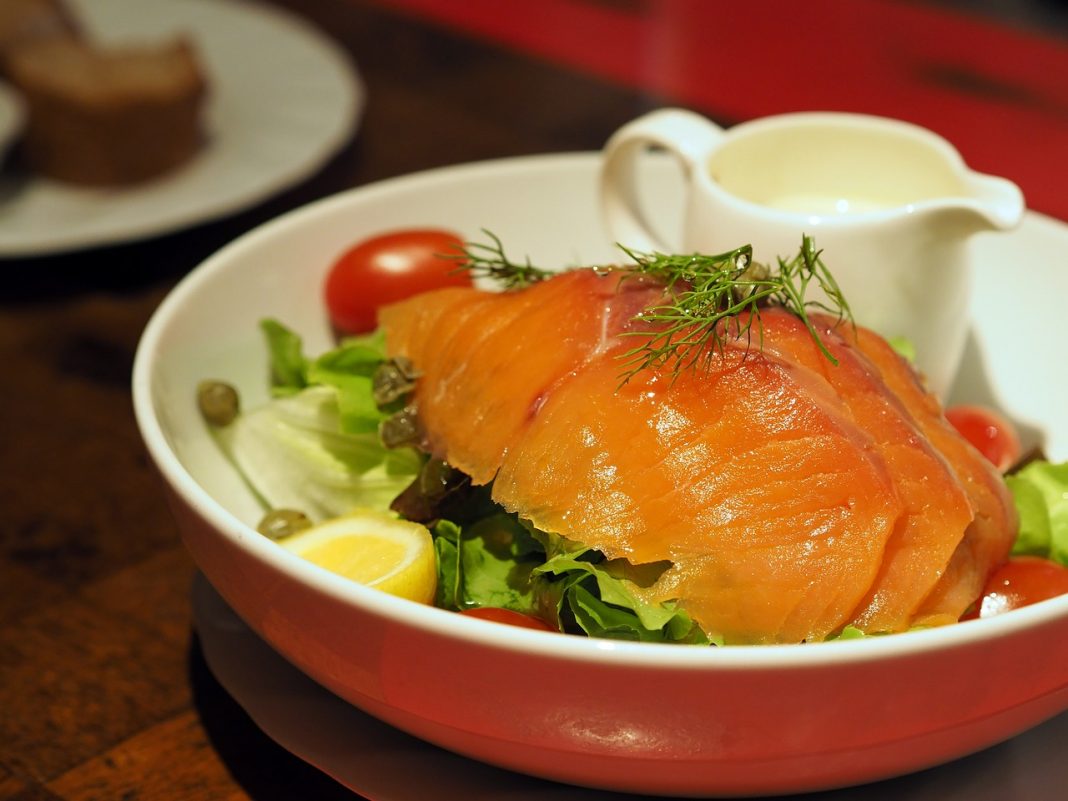 Los pasos para hacer un salmón ahumado en casa en minutos