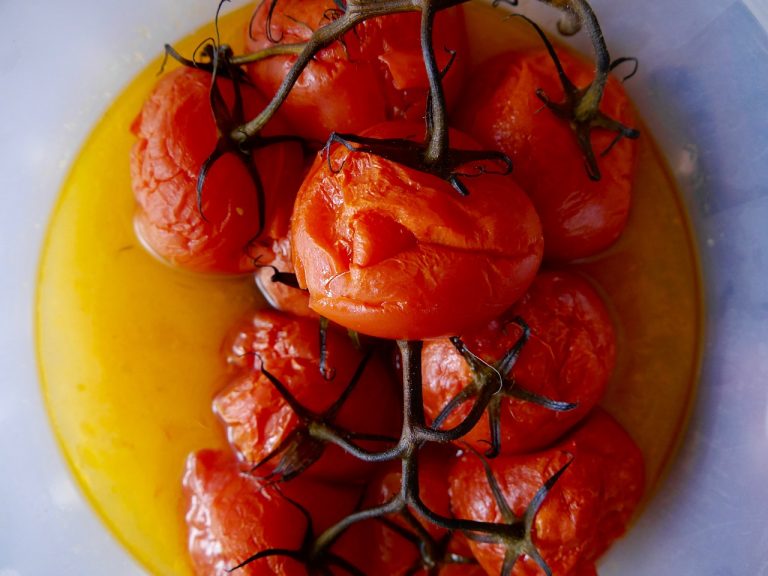 Así se hacen unos tomates cherry asados en el microondas