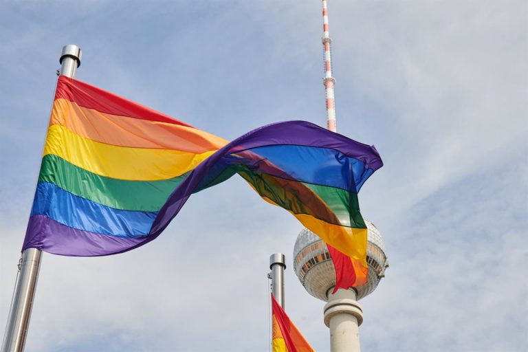 125 empleados de la Iglesia alemana, incluidos sacerdotes, salen del armario y piden el fin de la discriminación