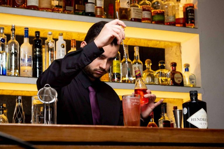 La Escuela Coctelería ofrece un curso bartender profesional