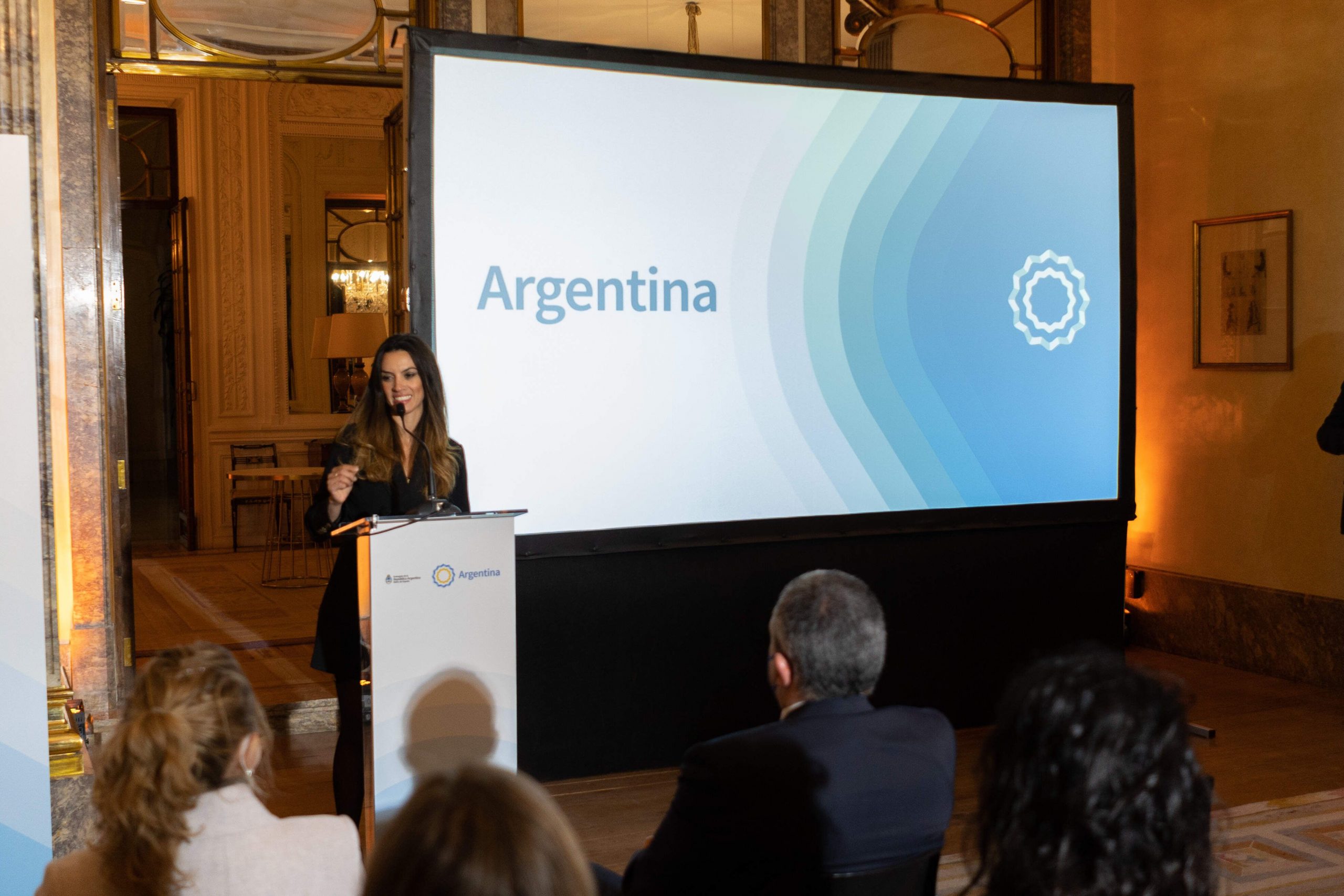 1643189236 La Dra. Yanina Mart Nez En Un Momento De La Presentaci N De Marca Pa S Argentina Scaled