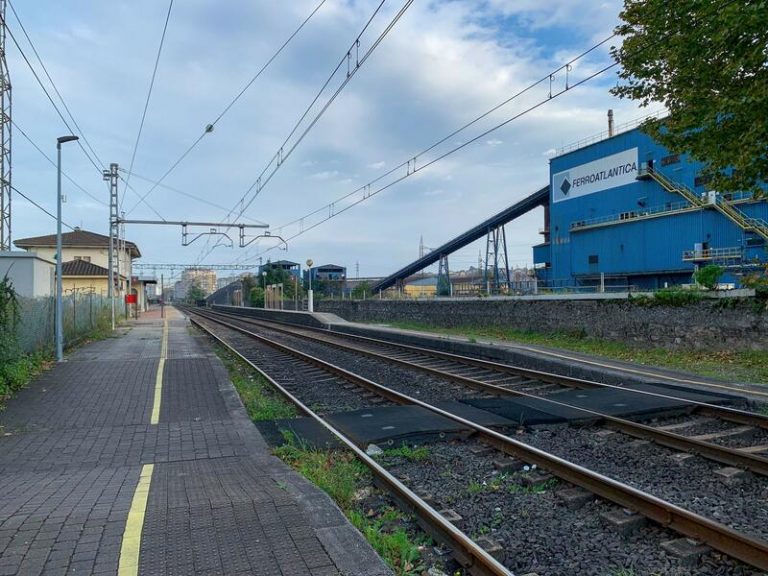 Astillero traslada a Adif las quejas vecinales por el «mal» funcionamiento de los trenes