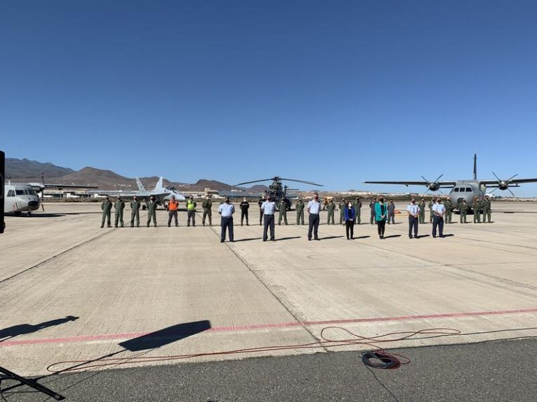 Robles agradece la labor de los militares de la Base Aérea de Gando en la erupción de La Palma