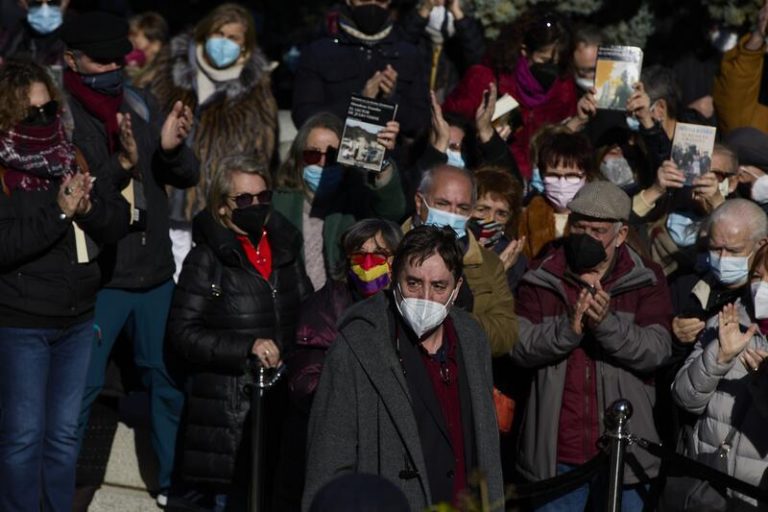 García Montero pide a Almeida tratar «con más dignidad» a madrileños