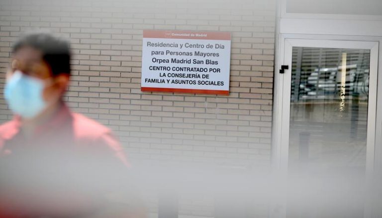Residencias y centros de día de Madrid podrán contratar empleados sin titulación