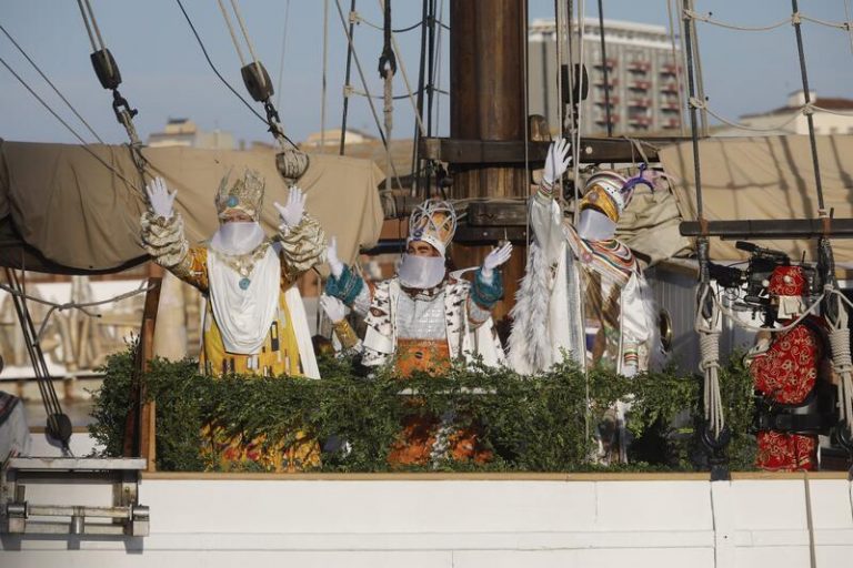 Colau recibe a los Reyes Magos y agradece a los niños su «esfuerzo» durante este año de pandemia