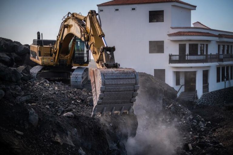 Sigue la retirada de lava en el cruce de La Laguna para posibilitar nuevos realojos