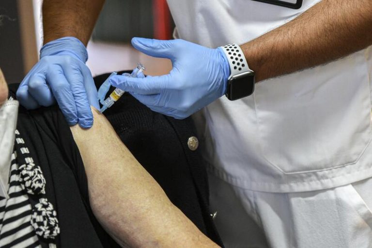 La vacunación se intensifica en Valencia con la administración de dosis extra