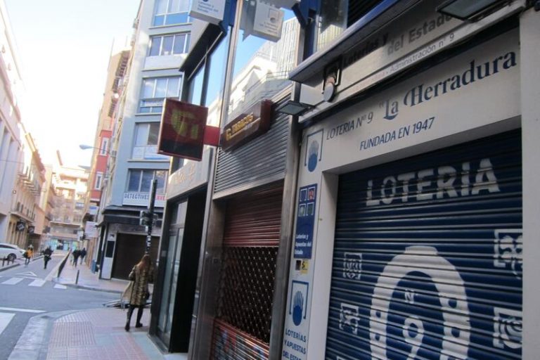 Parte del segundo premio de ‘El Niño’, el 44.469, vendido en Zaragoza