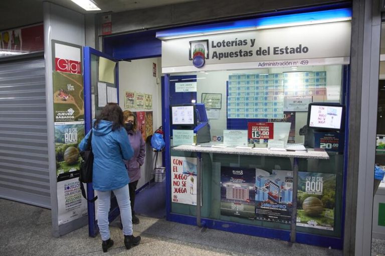 Las loteras de Atocha que dieron el 2º del Niño, »muy contentas» porque sus clientes son »obreros y se lo merecen»