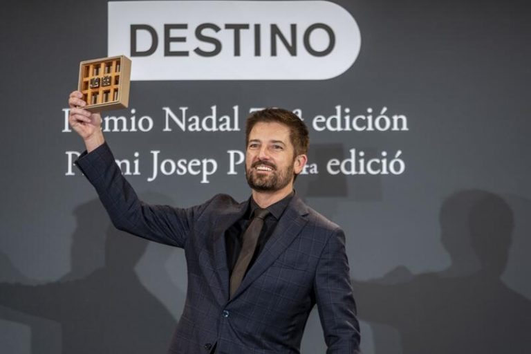 El periodista Toni Cruanyes gana el Premi Josep Pla con ‘La Vall de la Llum’