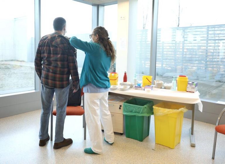 Casi 395.000 extremeños han recibido la dosis de refuerzo
