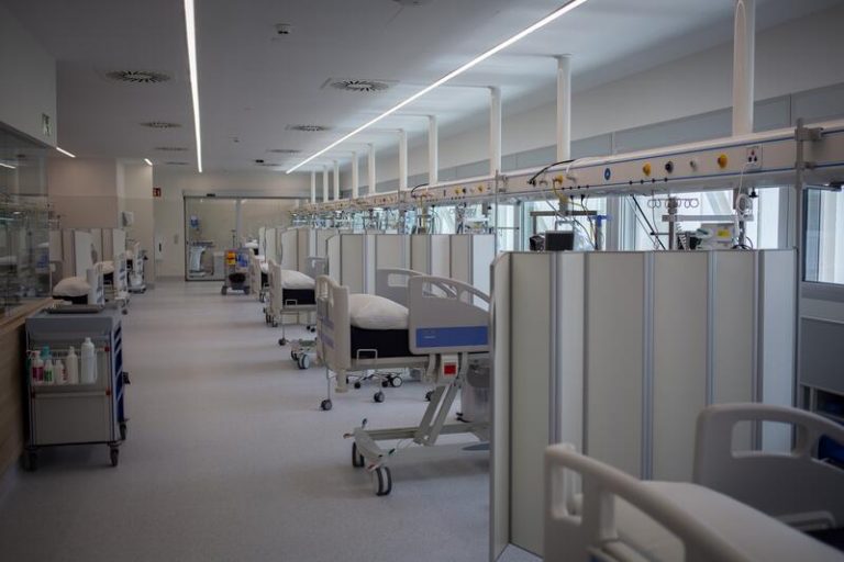 Cantabria suma una muerte y 944 casos mientras suben incidencia y hospitalizados