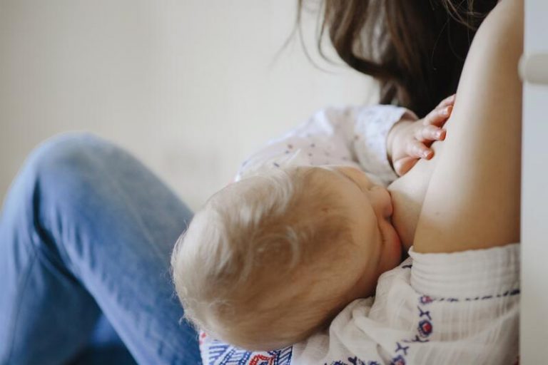 Las mujeres vacunadas contra la COVID-19 transmiten anticuerpos a los bebés amamantados