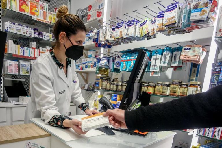 Los farmacéuticos madrileños censuran que el Gobierno «llega tarde» con la regulación del precio de los test