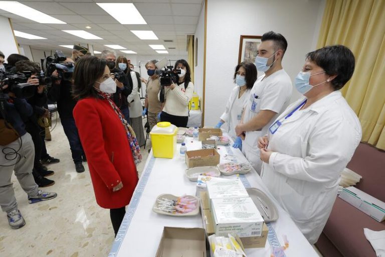 Robles destaca la labor de las Fuerzas Armadas, que han administrado 35.000 vacunas en 13 comunidades autónomas