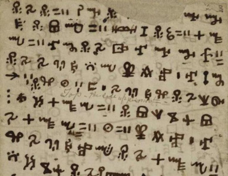 La lengua escrita evolucionó comprimiéndose muy rápidamente para la consecución de una lectura y escritura eficientes