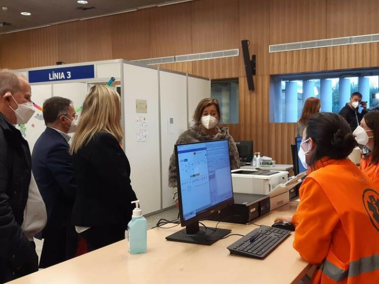 La presidenta de Baleares invita a los niños a vacunarse porque «es la única manera de superar la COVID»