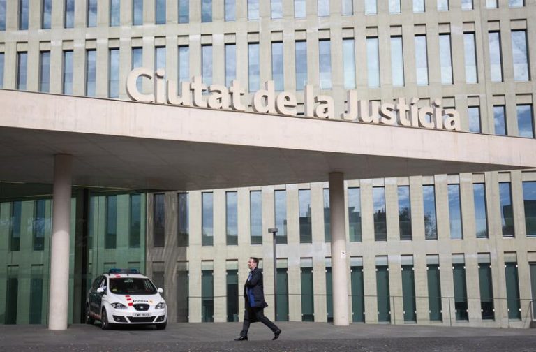 Piden dos años de cárcel por acosar e insultar a sus vecinos en Barcelona