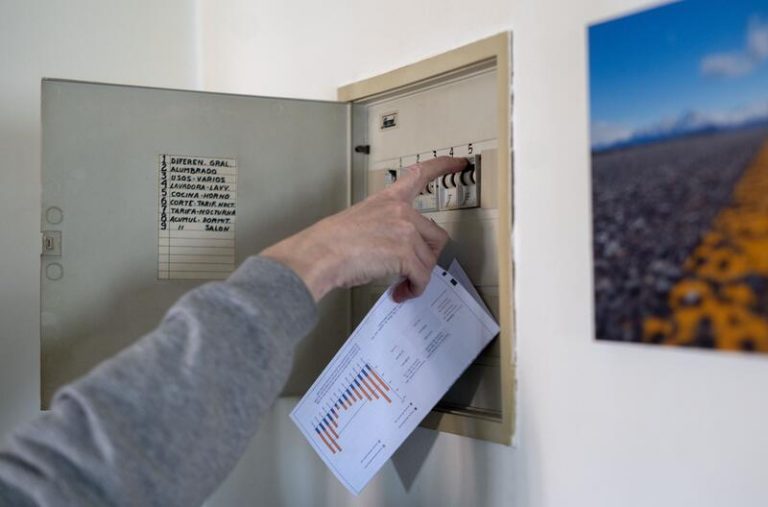 El precio de la luz baja este miércoles un 7,6%, hasta los 206,07 euros el MWh
