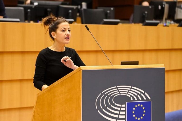 IU pide a la Comisión Europa que detalle su posición sobre las macrogranjas y su impacto ecológico