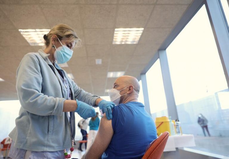 La EMA tiene dudas sobre dar dosis de refuerzo «continuamente»
