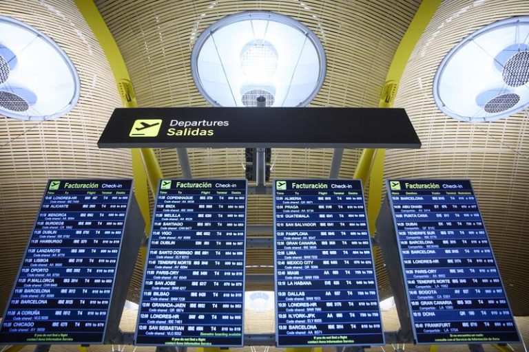 La demanda de viajes aéreos cae un 47% en noviembre