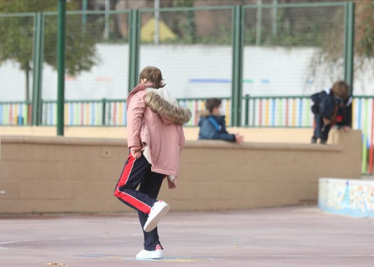 Familias denuncian que se «vulnera el derecho al cuidado y educación» de los niños en las cuarentenas