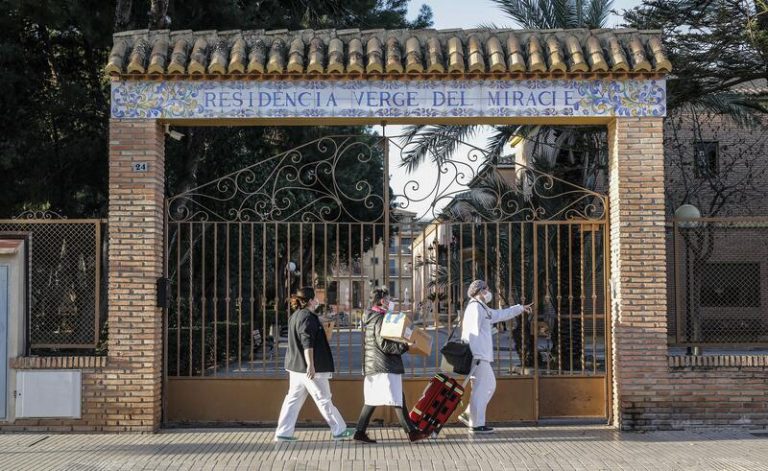 Los fallecidos en residencias de la C. Valenciana bajan un 97% respecto a 2021