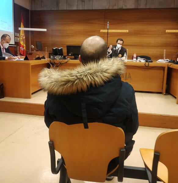 El acusado de lesionar a su bebé alega que fue accidental al resbalarse de sus manos y golpearse con el cochecito