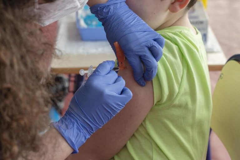 9 sociedades científicas recomiendan vacunar anualmente a los adolescentes contra la gripe