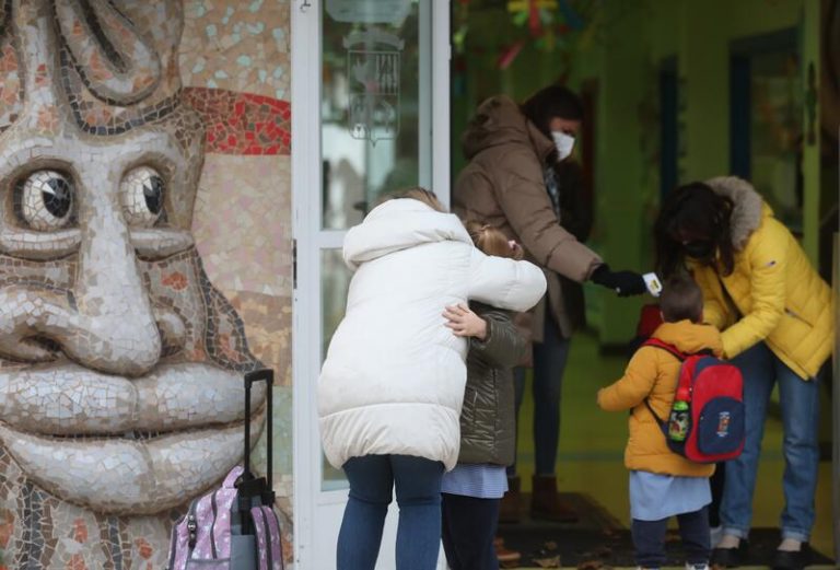 La comunidad educativa pide «agilidad» en la sustitución y vacunación de profesores