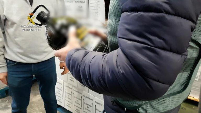 Desmantelada en Sevilla una red que envasaba aceite ‘Virgen Extra’ no apto para el consumo