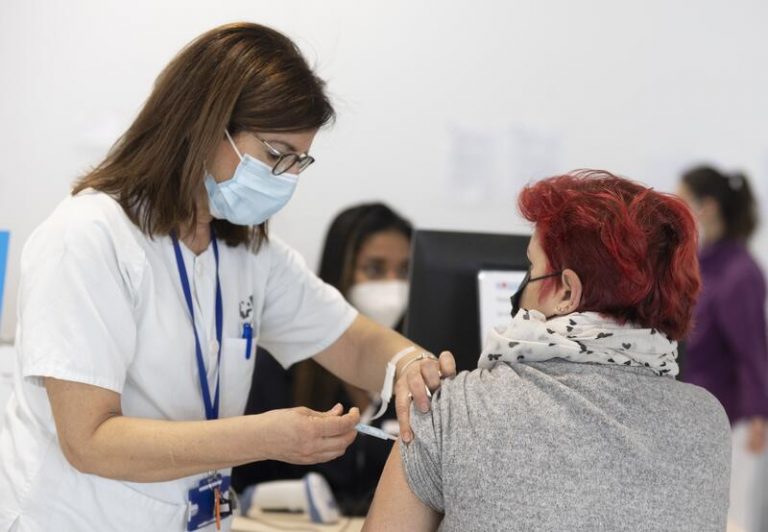 Más de 13,3 millones de españoles han recibido la dosis de refuerzo de la vacuna