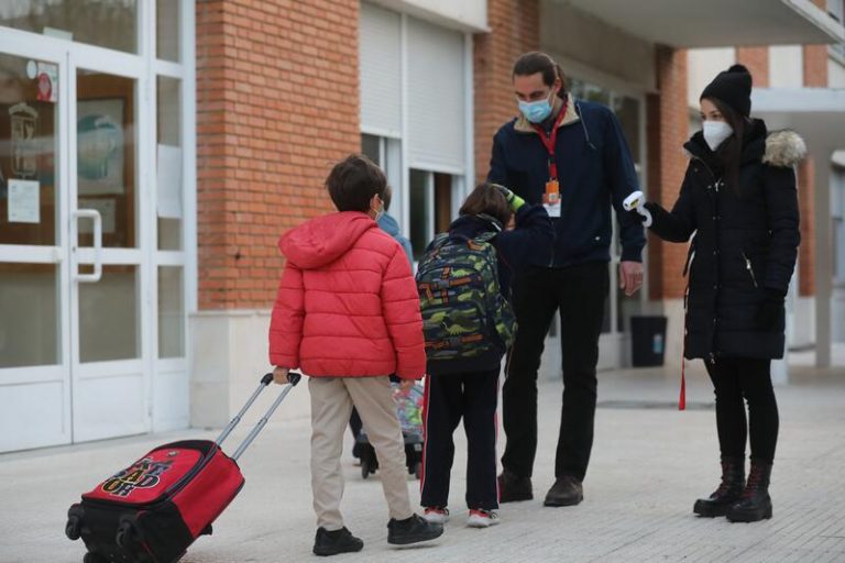 Cantabria cierra 17 nuevas aulas y el total se eleva a 83