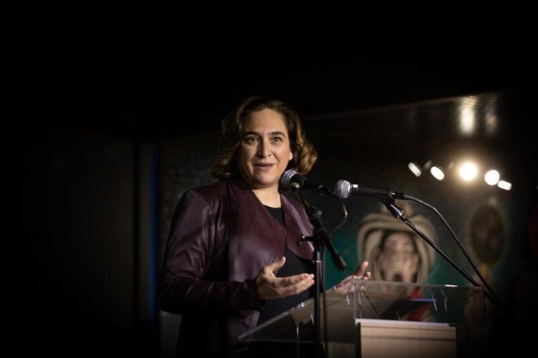 Colau cree que Chile puede inspirar cambios constitucionales