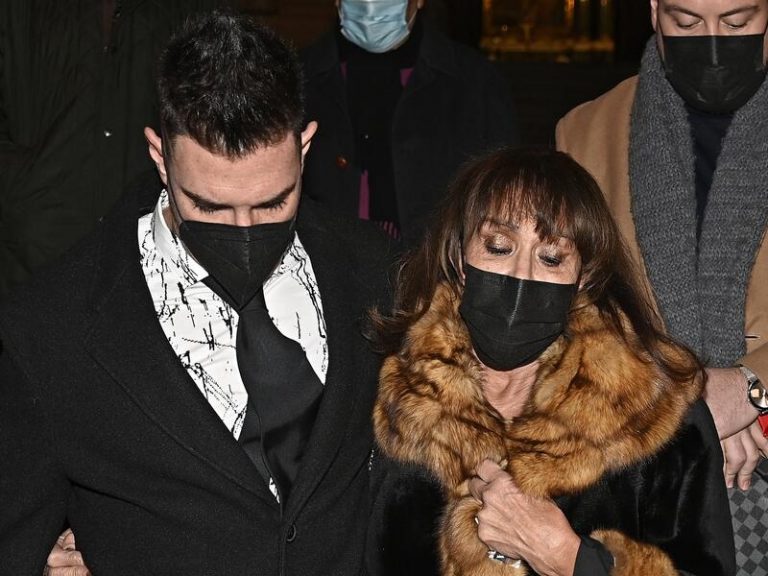 Mari Ángeles Grajal se apoya en su hijo Jacobo en el funeral de Jaime Ostos