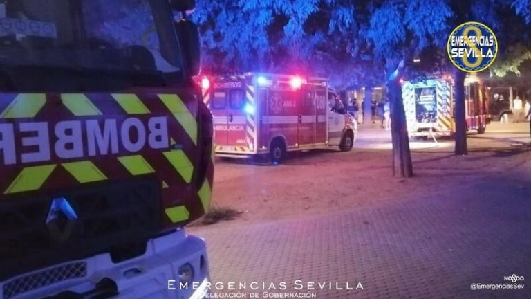Hospitalizada tras caer de un segundo piso escapando de un incendio en Sevilla