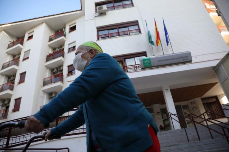 Derechos Sociales plantea suprimir las sujeciones químicas o mecánicas en residencias