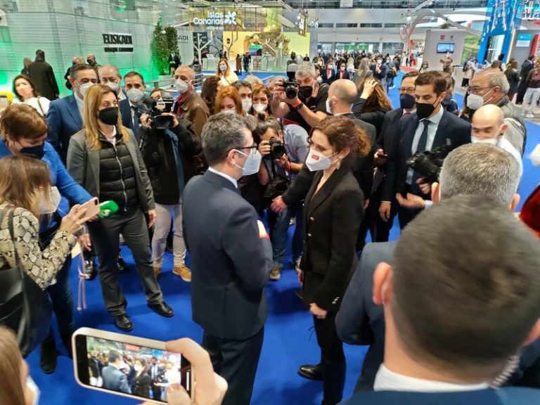 Bolaños se encuentra con Ayuso en FITUR