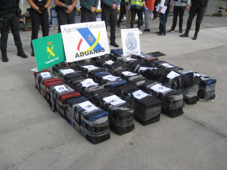 Abordan un pesquero con 560 kilos de cocaína al norte de Canarias y detienen a sus 7 tripulantes