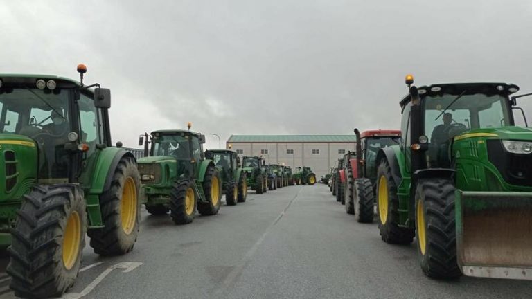 Más de 200 vehículos y 50 tractores movilizados en Almería contra el trazado de la línea Caparacena-La Ribina